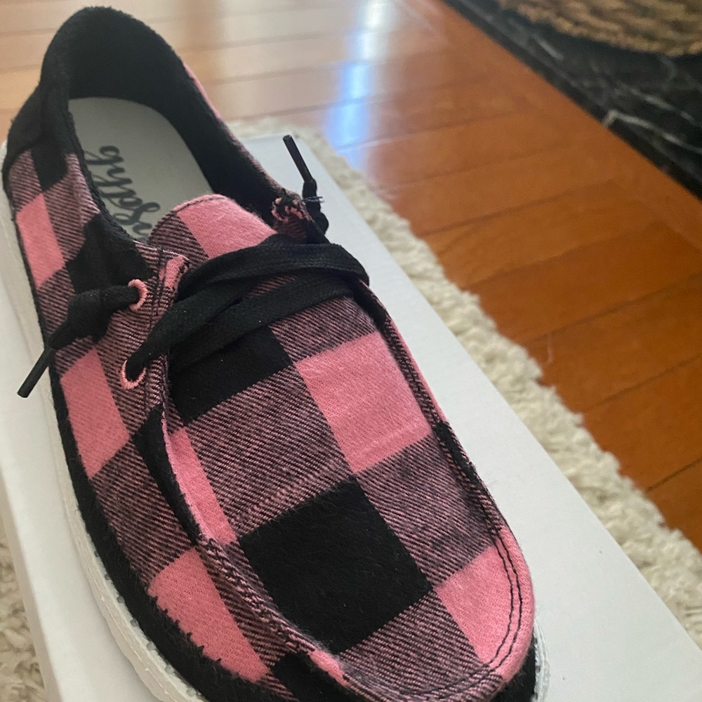 Size 7 Pink & Black Shoes
